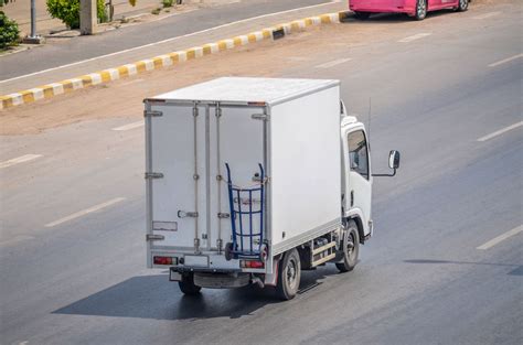 What are Reefer Vans: The Solution for Perishable Goods.